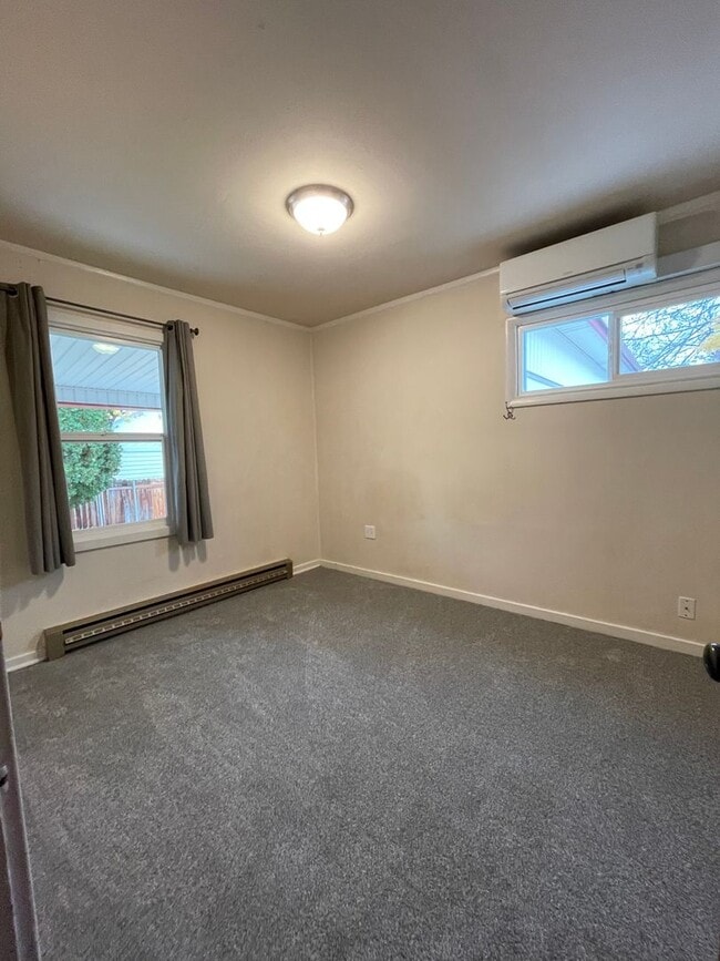 Building Photo - 2 bd., 1 bath with extra bonus finished ba...