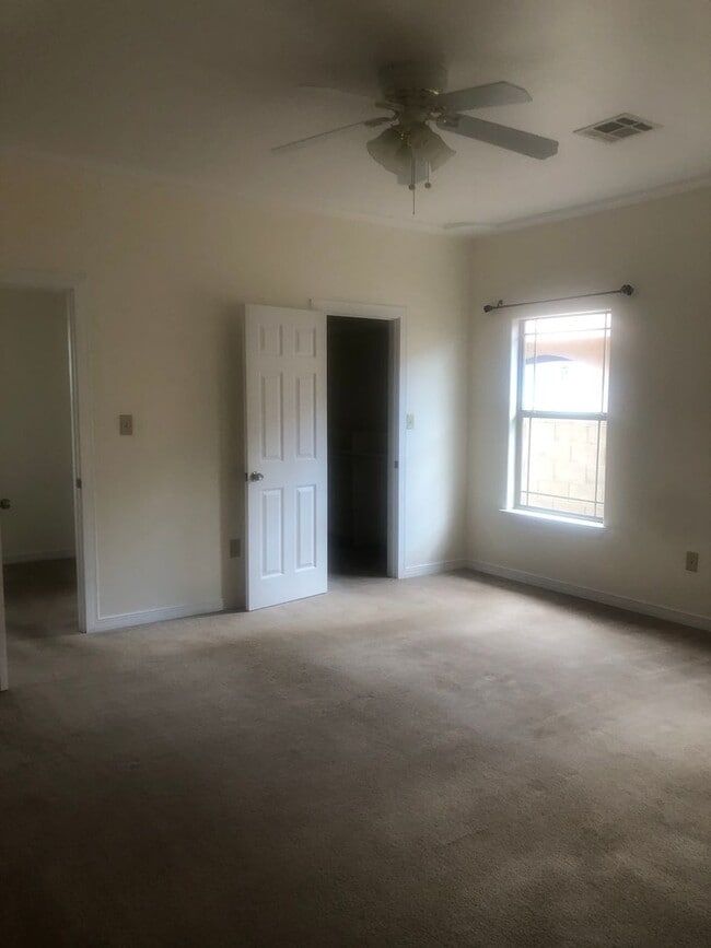Building Photo - Beautiful 3 bedroom 3 bath home!