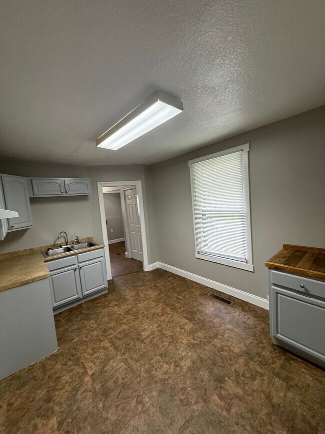 Building Photo - Charming Home in North Knoxville!