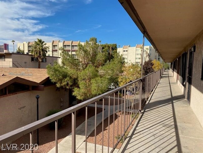 Primary Photo - 625 S Royal Crest Cir
