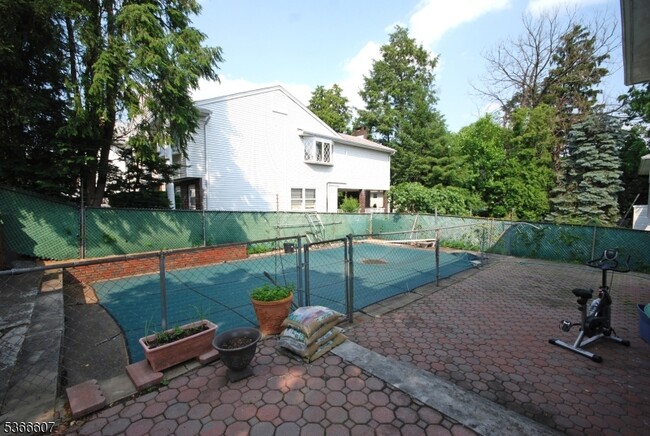 Building Photo - 561 Anderson Ave