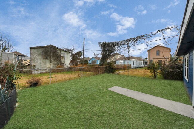 Building Photo - 1206 37th St