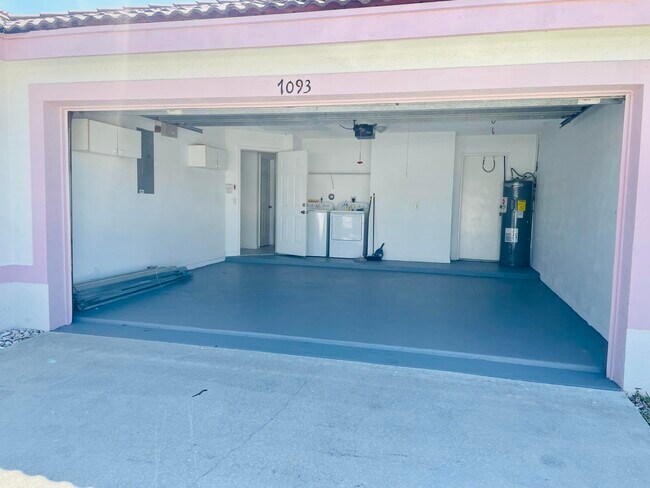 Building Photo - 7093 Middlebury Dr