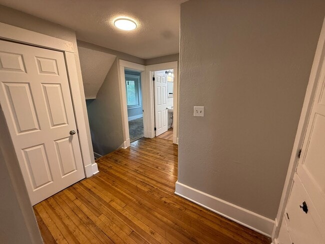 Building Photo - Updated and Spacious 3-4 Bedroom, 2 Story Home Located on North Side of Youngstown
