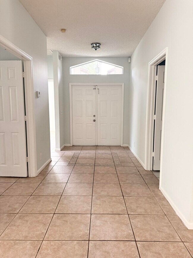 Building Photo - 12077 Pointe Cir