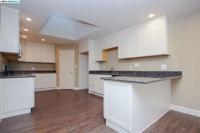 Building Photo - 1345 Shell Ct