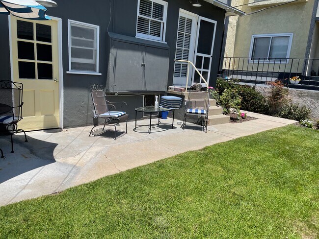 Building Photo - 2326 Oak St