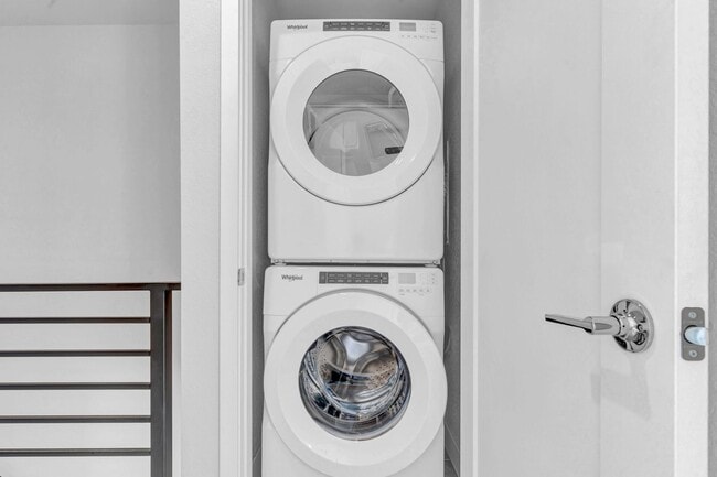 Building Photo - Stunning 3-bedroom, 4-bathroom townhouse!