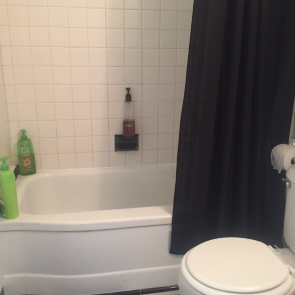 Building Photo - 717 E 6th Ave