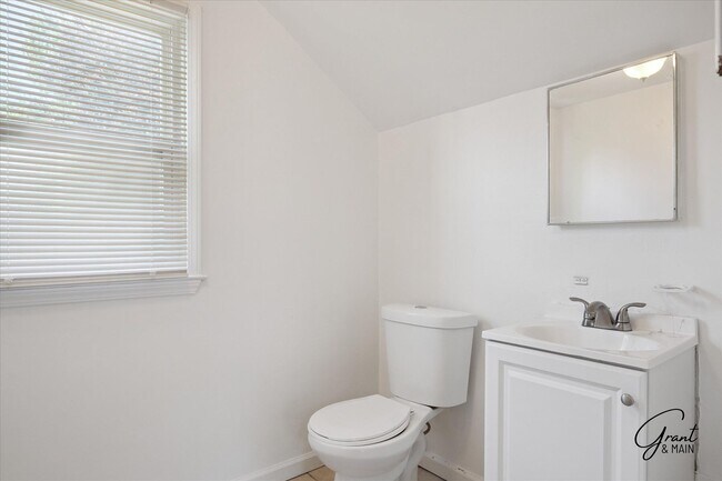 Building Photo - 3 bedroom - 1.5 bath - bungalow - $1250