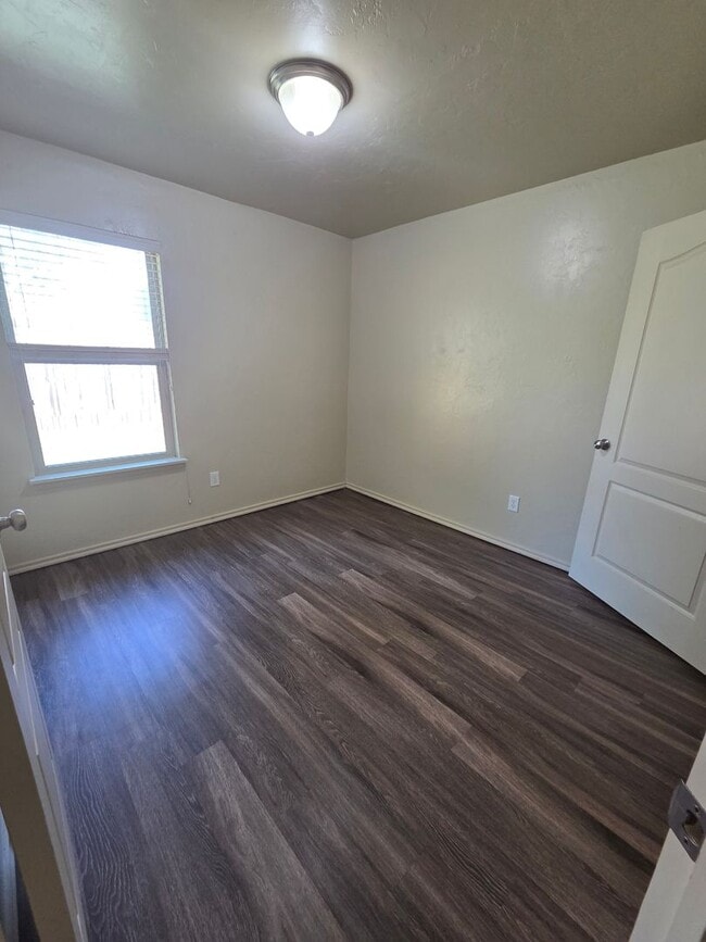 Building Photo - Welcome Home!!