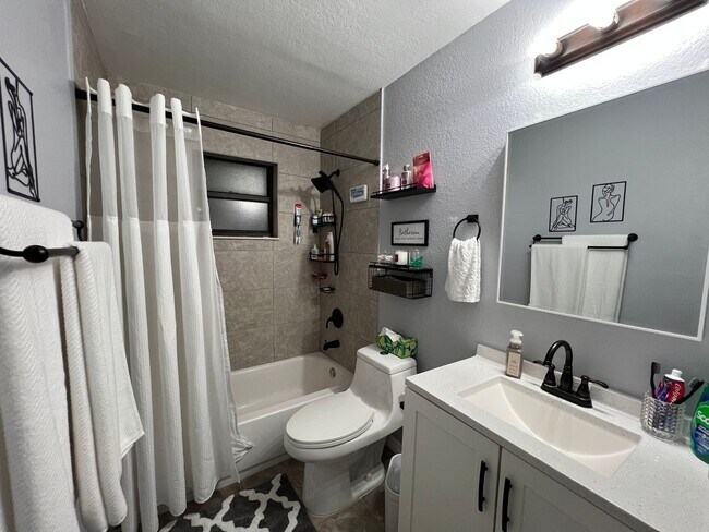 Building Photo - *Coming Soon * 3/2/1 Conveniently Located In  Port St Lucie