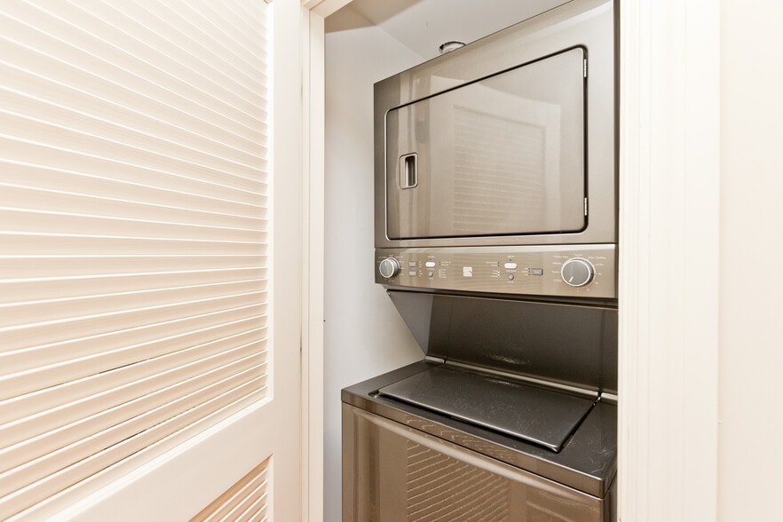 Building Photo - 2414 W Moffat St