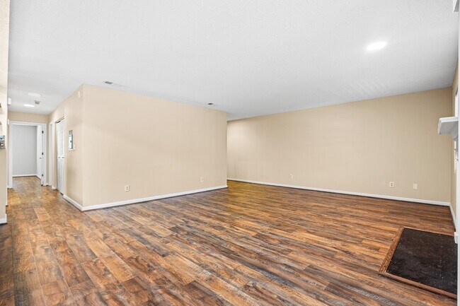 Livingroom to Entrance - 98 Hampshire Ct