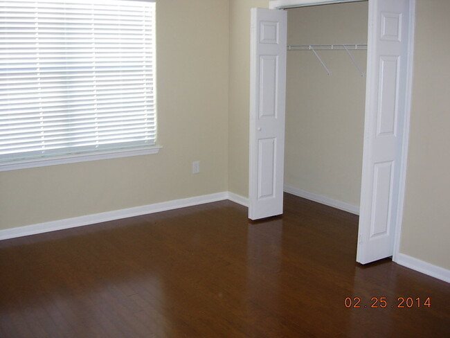 Building Photo - NICE Condo in GREAT location!!! VERY clean...