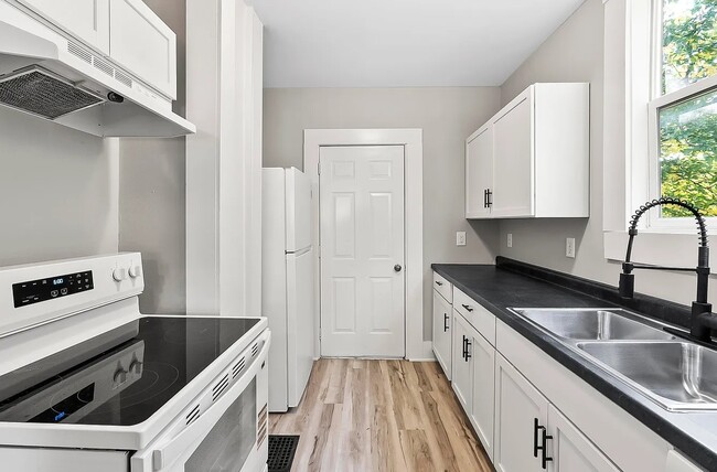 Building Photo - 2051 Thompson Ave