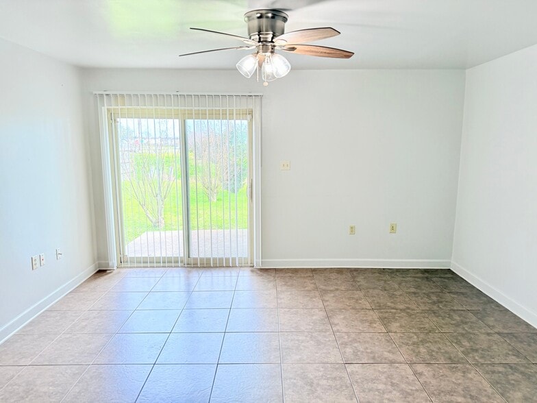 Building Photo - 3563 Kings Dr