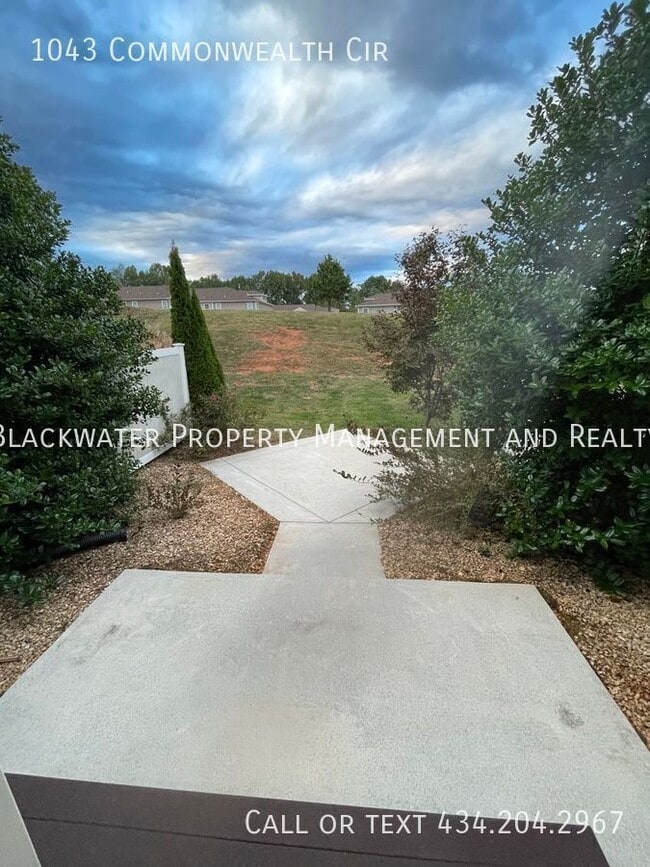 Building Photo - 1043 Commonwealth Cir