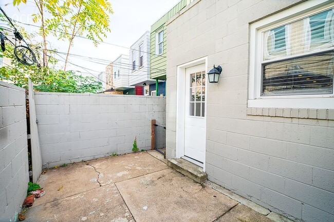 Building Photo - Three Bed Point Breeze Townhome