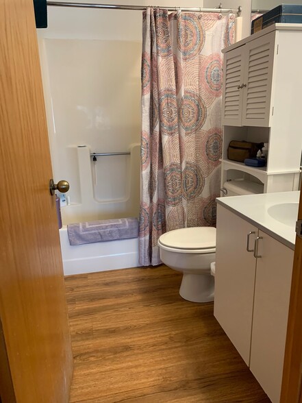 2nd Full bath - 1047 Danby Rd