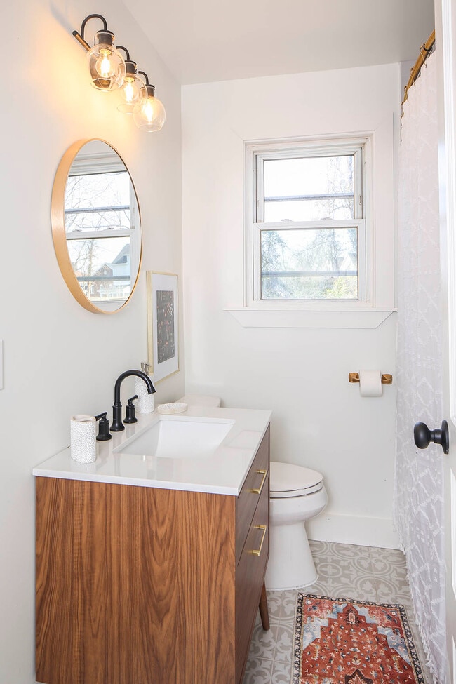 Building Photo - 1104 Matthews Pl