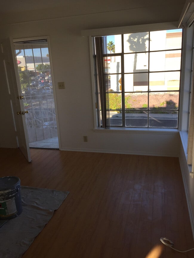 Living Room - 3857 1/2 Midway Ave