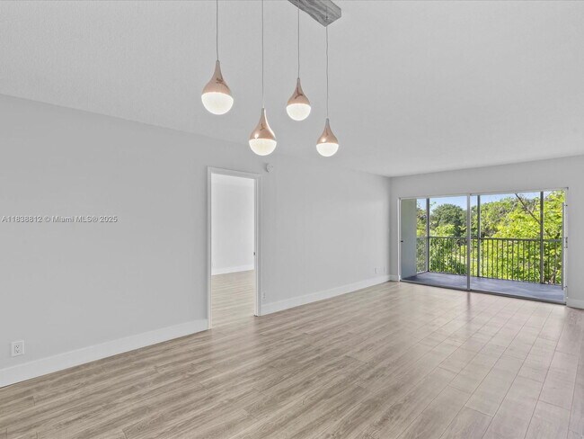 Building Photo - 3150 N Palm Aire Dr
