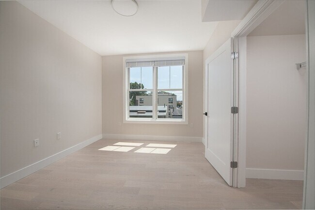Building Photo - 425 Border St