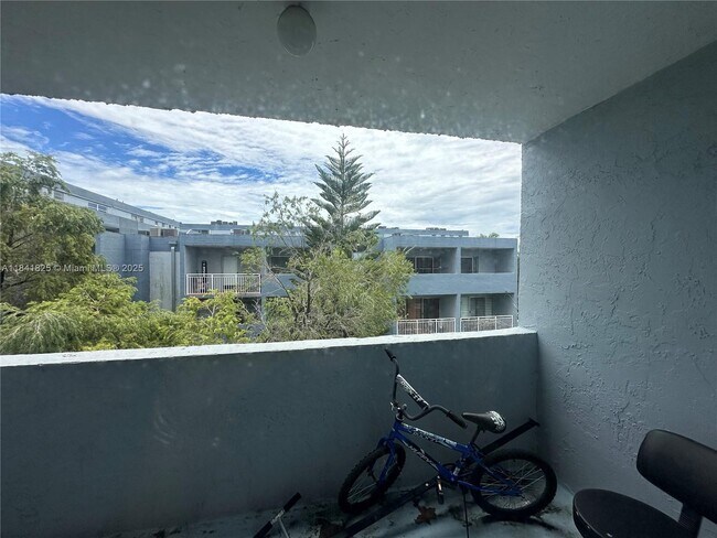 Building Photo - 9375 Fontainebleau Blvd
