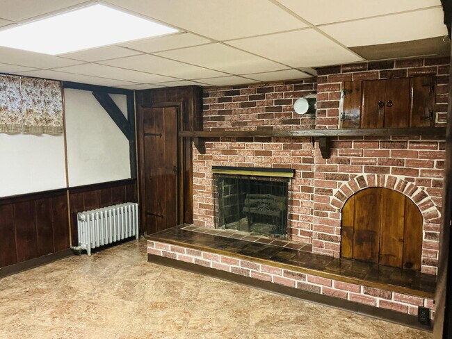 Building Photo - "Charming 3-Bedroom Home with 2 Full Baths...