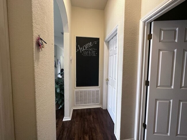 Building Photo - Beautiful & Well-Maintained 3 Bedroom, 2 B...