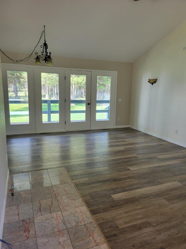 Building Photo - 2 Bedroom, 2 Bath