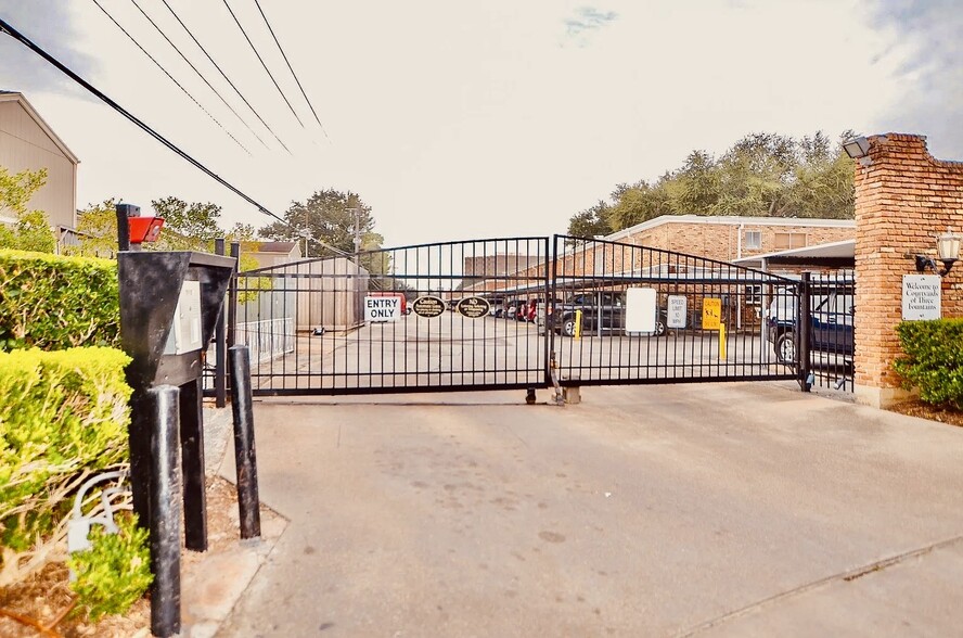 Gated Community - 2101 Fountain View Dr