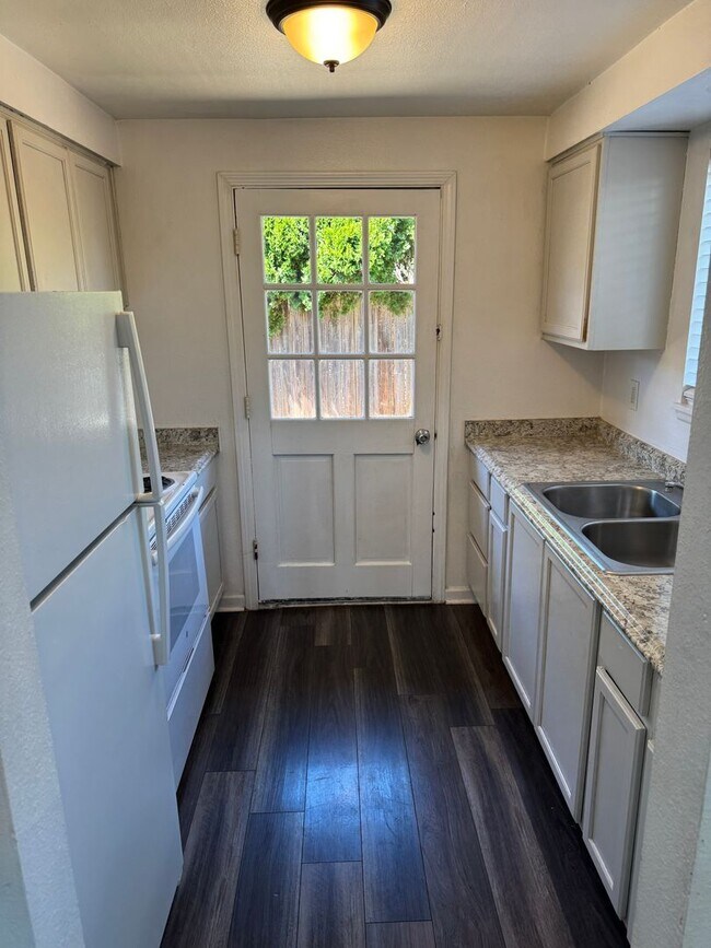 Building Photo - 2 bedroom 1 bath duplex with a garage!