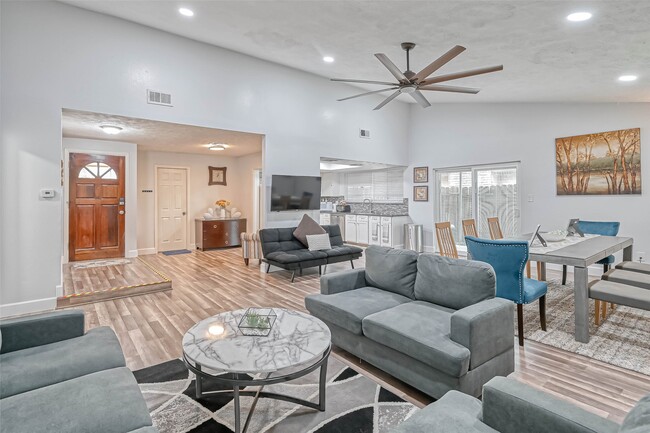 Building Photo - 11618 Corona Ln