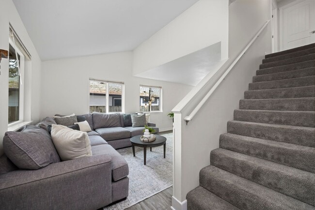 Building Photo - Stylish, Spacious & Steps from WWU and Fai...
