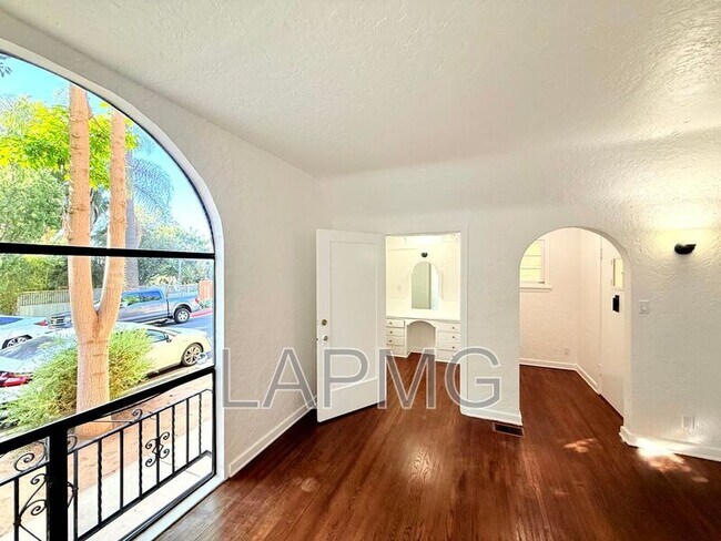 Building Photo - 7733 Hampton Ave