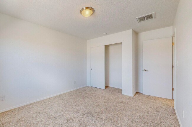 Building Photo - 3 bedroom, 2 1/2 Bath Pulte Ocotillo Model Home