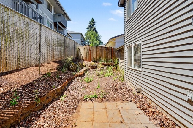 Building Photo - 5260-5262 Springcrest Drive