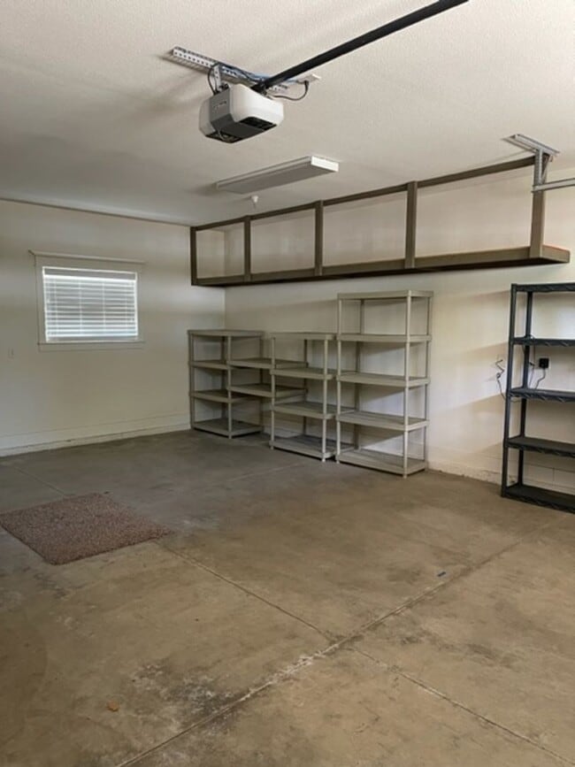 Building Photo - 3 Bedroom Home in Mistletoe Neighborhood