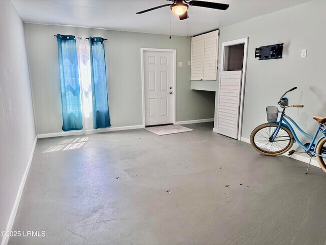 Building Photo - 23 Island Breeze Ln