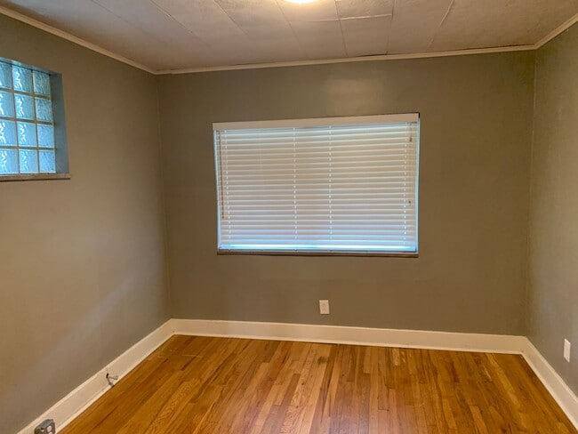 Building Photo - WALK TO CAMPUS 4BR/2BA HOUSE - AVAILABLE AUGUST