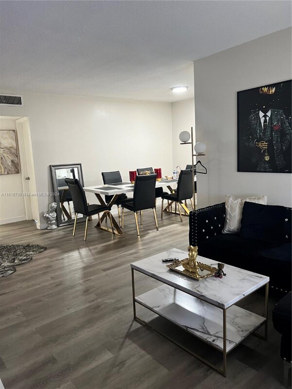 Building Photo - 1100 NE 1st Ct