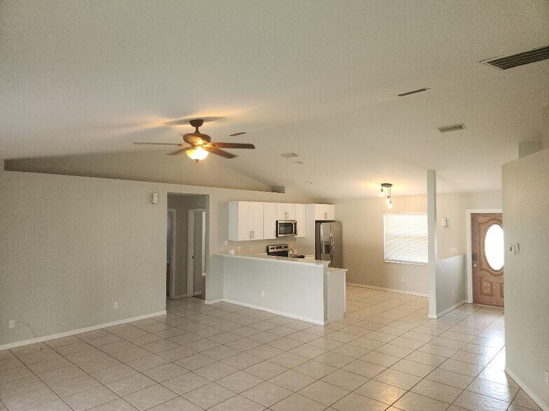 Building Photo - 2536 SW 24th Ct