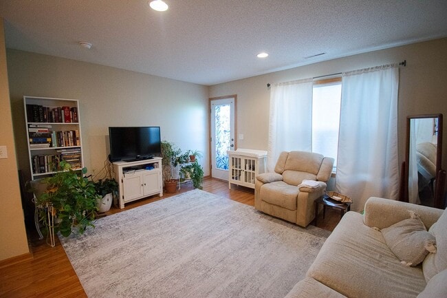 Building Photo - Stewartville Townhome with Attached Garage