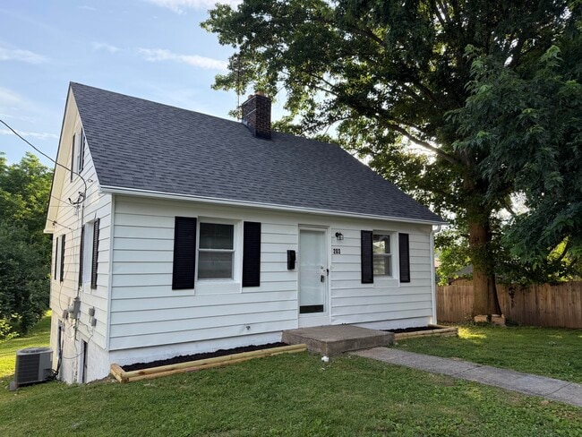Building Photo - 203 W Elm St