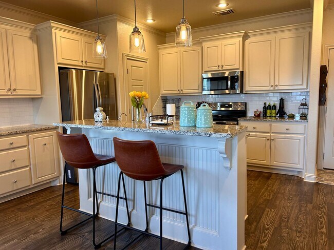 Building Photo - 3 Bed 2 Bath Mid Term Rental