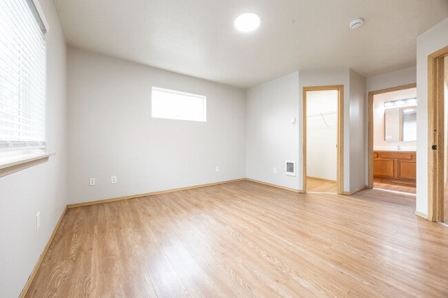 Building Photo - 5Bed/2.5 Bath home available in SE Portland