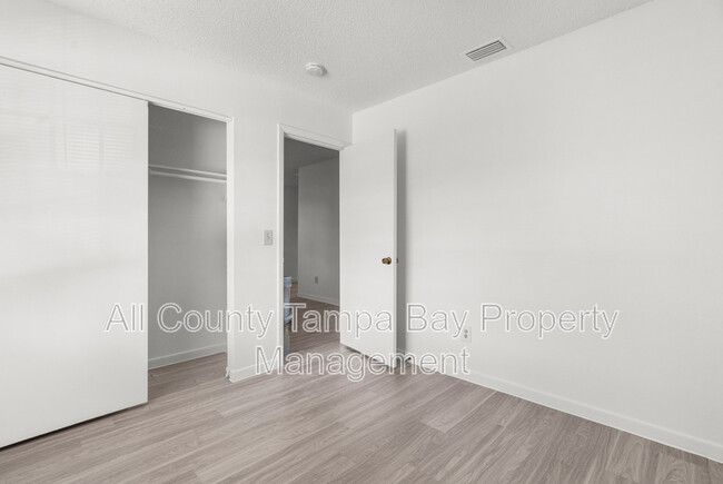 Building Photo - 402 W Columbus Dr