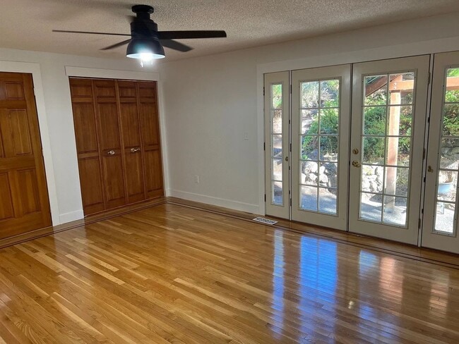 Building Photo - CUSTOM 3BD 2.5BA HARDWOOD FLOORS THROUGHOUT